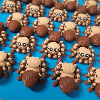 Pająk plus brązowy - brelok do kluczy skakun